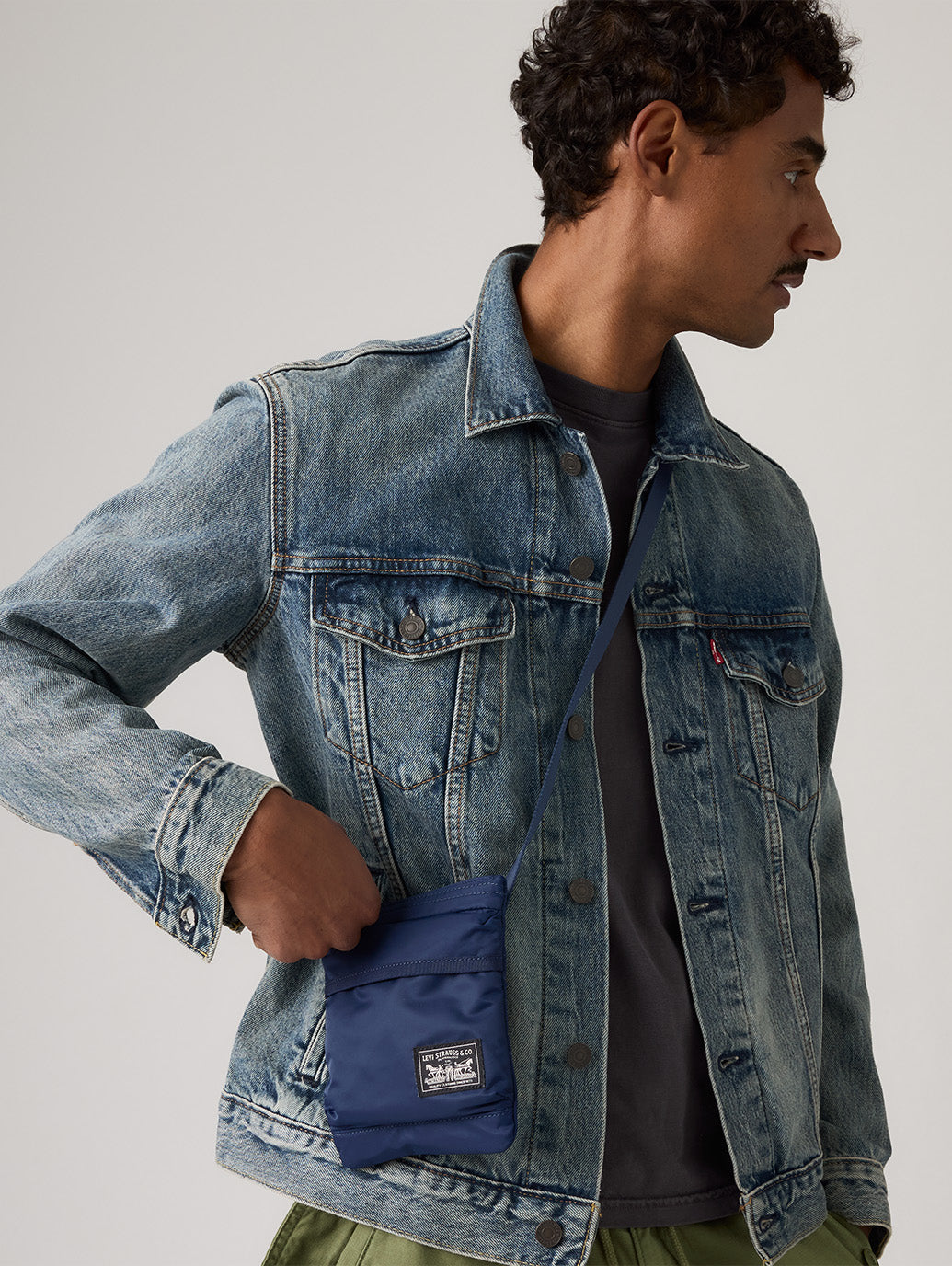 Bandolera compacta con solapa · Levi’s · Azul 