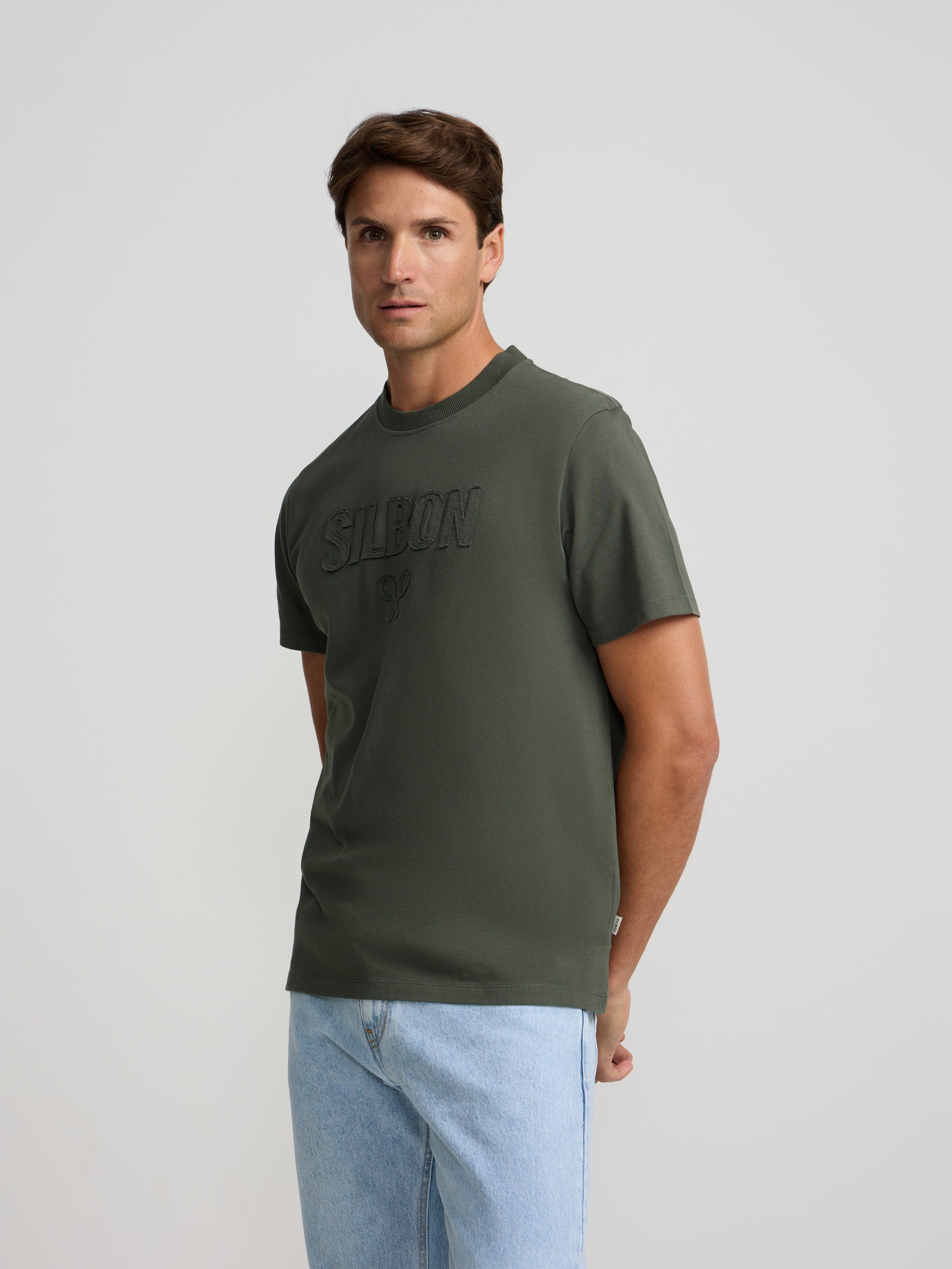 Camiseta con parche a tono · Silbon · caqui